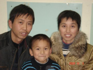 hu zheng hui with parents.jpg